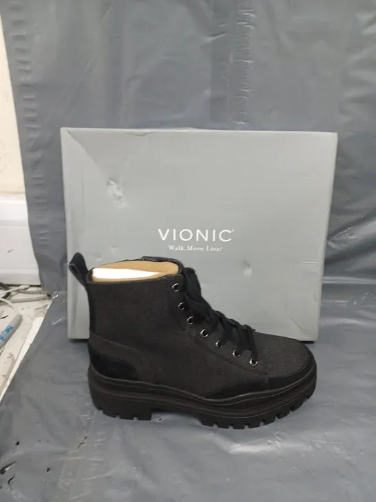 BOXED PAIR OF VIONIC ASPEN HIKER WATERPROOF BLACK BOOTS SIZE 6 1/2 