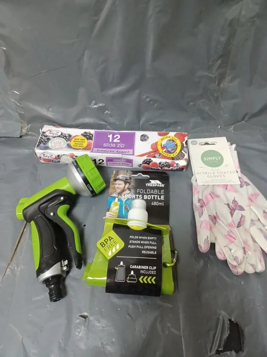 BOX OF APPROXIMATELY 20 ASSORTED HOUSEHOLD ITEMS TO INCLUDE GARDNEING GLOVES, FREEZER BAGS AND A FOLDABLE WATER BOTTLE