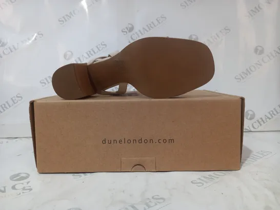 BOXED PAIR OF DUNE LONDON LEATHER SNAFFLE BLOCK HEEL SANDALS IN BEIGE SIZE 6