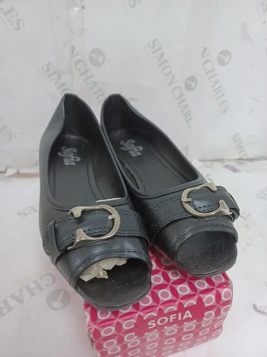 BOX OF APPROXIMATELY 8 SOFIA OPEN TOE LOW BLACK SHOES / SANDALS