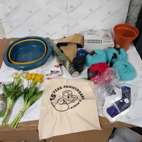 LOT OF ASSORTED HOUSEHOLD GOODS TO INCLUDE BURGER PRESS, FLUFFY DUSTER REFILLS, AND ARTIFICIAL FLOWERS X2 ETC.