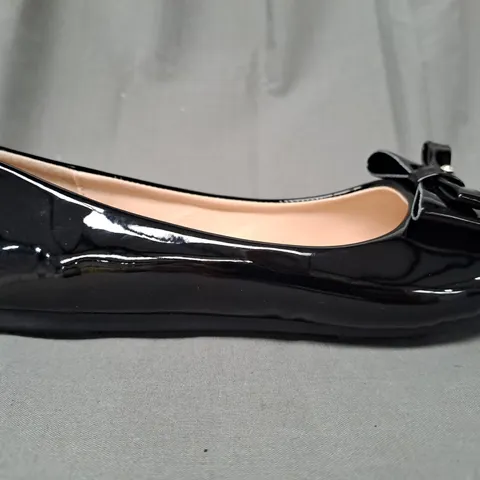 BOXED PAIR OF DESIGNER FLAT SLIP-ON SHOES IN BLACK W. BOW DETAIL EU SIZE 36