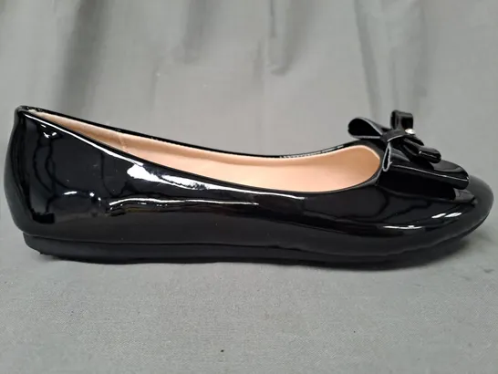 BOXED PAIR OF DESIGNER FLAT SLIP-ON SHOES IN BLACK W. BOW DETAIL EU SIZE 36