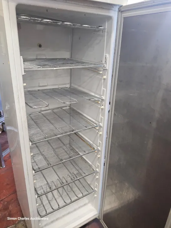 GRAM F400 UPRIGHT FREEZER