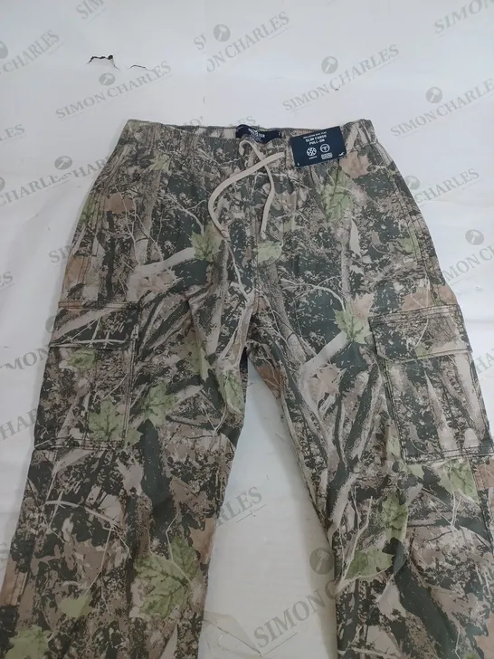 HOLLISTER SLIM PULL ON CARGOS IN CAMO - SMALL