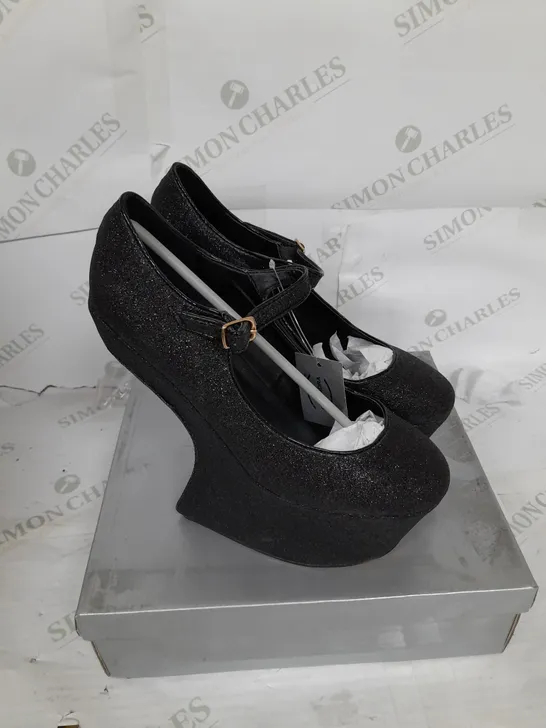 BOXED PAIR OF CASANDRA PLATFORM STRAP SHOE IN BLACK GLITTER SIZE 7