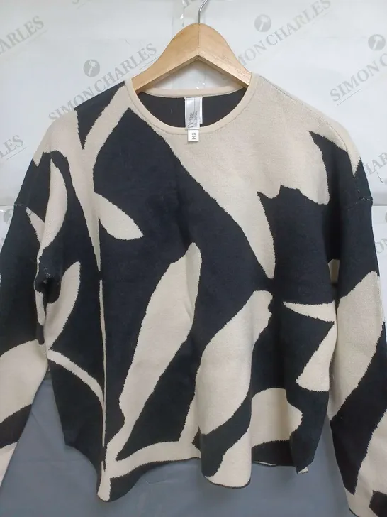 WYNNE COLLECTION JUMPER IN WHITE AND BLACK SIZE XS