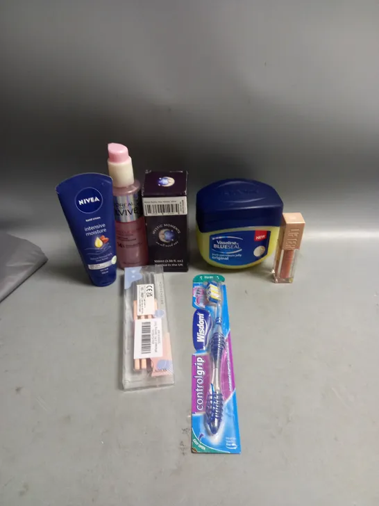 BOX OF APPROXIMATELY 20 COSMETIC ITEMS TO INCLUDE - VASELINE JELLY - NIVEA HAND CREAM - WISDOM TOOTHBRUSH - ETC 