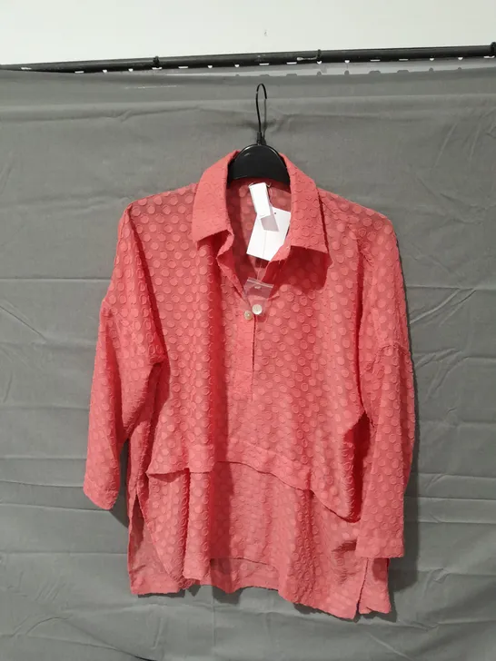 APPROXIMATELY 10 ASSORTED ITEMS OF WOMEN'S CLOTHING TO INCLUDE CARDIGAN SIZE S, WYNNE LAYERS SHIRT SIZE XS, KIM&CO TOP SIZE L,  