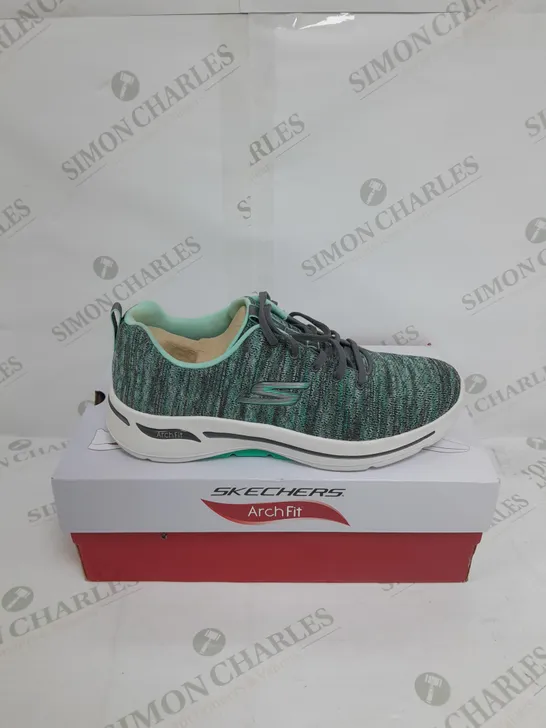 BOXED PAIR OF SKECHERS GO WALK ARCH FIT TRAINER IN CYAN TEXTILE SIZE 6