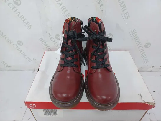 BOXED PAIR OF RIEKER RED INTEREST COLOUR BOOT - SIZE 39