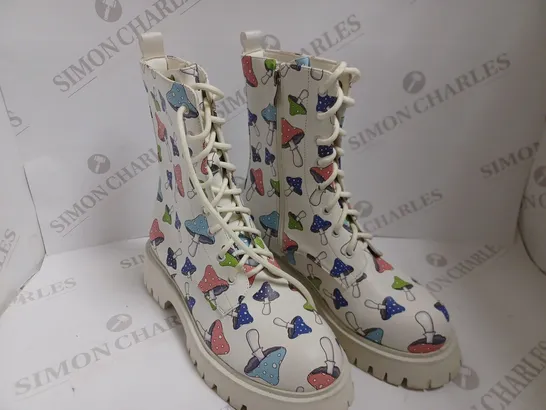 KOI VEGAN KOI FOOTWEAR PORTOBELLO ALLIANCE CHUNKY WHITE MUSHROOM BOOTS - SIZE 9