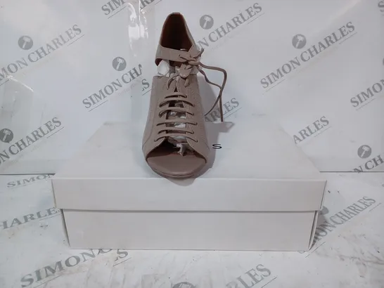 BOXED PAIR OF REISS MILA PEEPTO SHOES IN TRUFFLE CROC SIZE 5