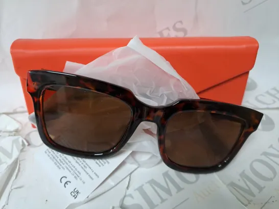 RWL SUNGLASSES WITH ORANGE CASE 