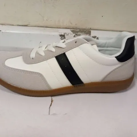 BOXED EV321 WHITE TRAINERS SIZE 5