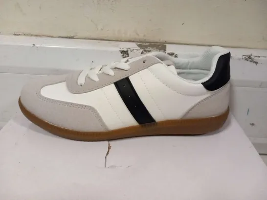 BOXED EV321 WHITE TRAINERS SIZE 5