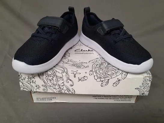 BOXED PAIR OF CLARKS ATH FLUX KIDS SHOES IN NAVY UK SIZE 8