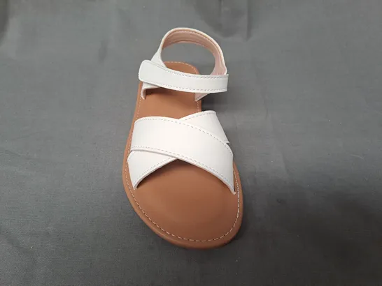 BOXED PAIR OF DESIGNER OPEN TOE CROSS-STRAP FLAT SANDALS IN WHITE EU SIZE 30