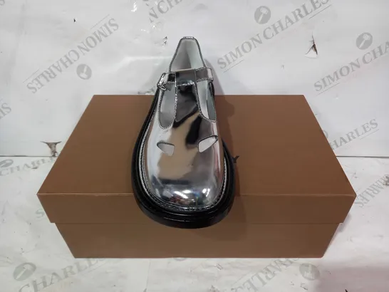 BOXED PAIR OF BURBERRY SHOES IN METALLIC SILVER EU SIZE 40