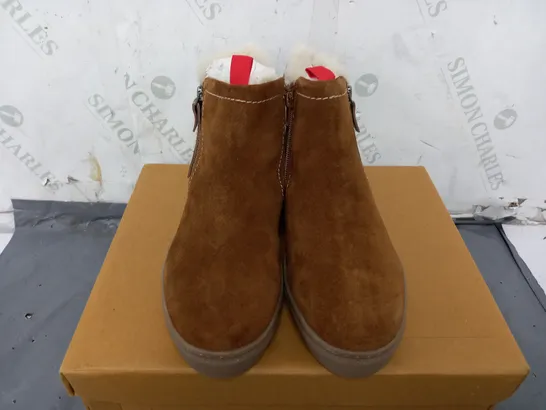 BOXED WHITE STUFF SHEARLING ZIP CUPSOLE BOOTS IN MID TAN - SIZE 3