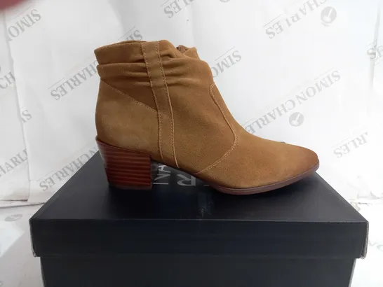 BOXED NATURALIZER GINA ANKLE BOOTS IN TAN - SIZE 6