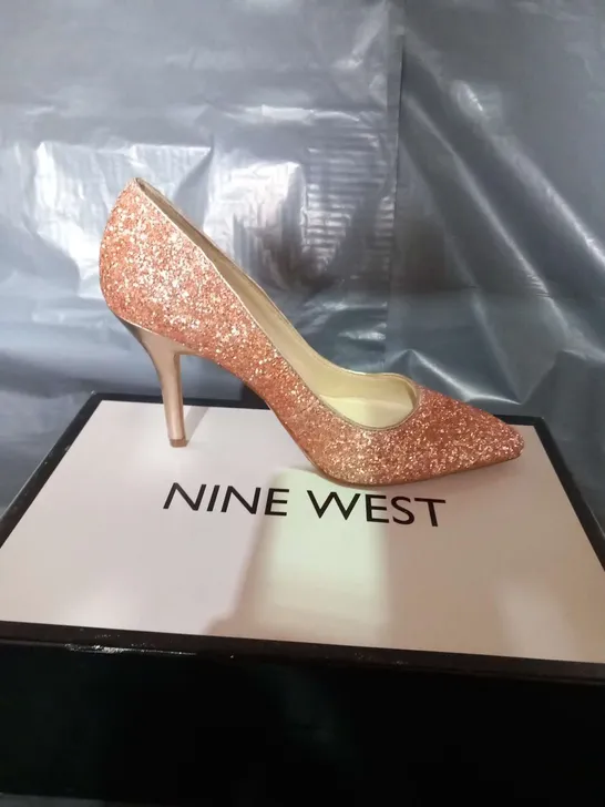 BOXED NINE WEST PALE PINK FLAGSHIP GLITTER LADIES SHOES SIZE 4