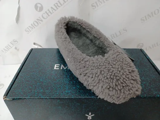 PAIR OF BOXED EMU AUSTRALIA "MIRA" SLIPPERS IN CHARCOAL, UK SIZE 4