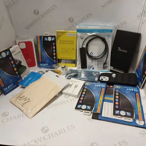 LOT OF APPROXIMATELY 30 PHONE ACCESSORIES AND ELECTRICALS TO INCLUDE TEMPERED GLASS SCREEN PROTECTORS, POWER BANKS, COMPUTE CABLE, ETC