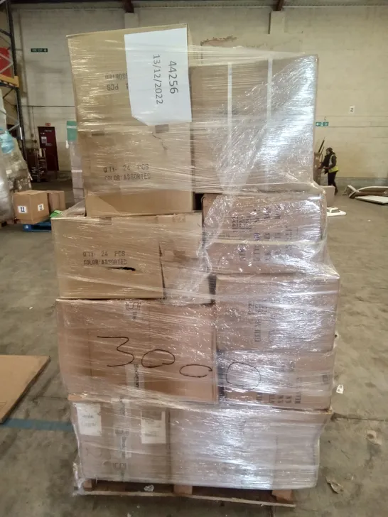 PALLET OF ASSORTED ITEMS INCLUDING USER JUMBO EAR MUFFS, STACKING CONTAINERS, PLASTIC LIDS, CLOTHES