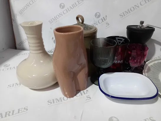 APPROXIMATELY 12 ASSORTED HOUSEHOLD ITEMS TO INCLUDE MUGS, KITCHEN DISHWARE AND DECOR PIECES - COLLECTION ONLY