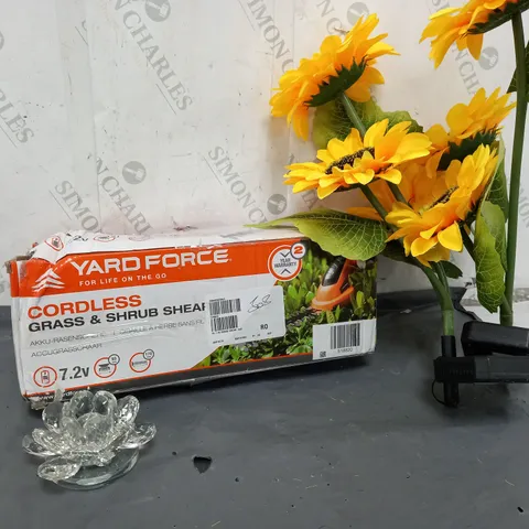 APPROXIMATELY 8 ASSORTED ITEMS TO INCLUDE JM FLOWER DECOR PIECE FLORAL SOLAR GARDEN DECOR. YARDFORCE SHEAR, ETC - COLLECTION ONLY