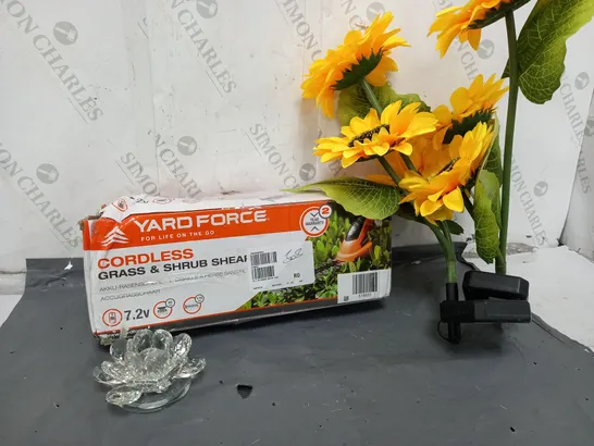 APPROXIMATELY 8 ASSORTED ITEMS TO INCLUDE JM FLOWER DECOR PIECE FLORAL SOLAR GARDEN DECOR. YARDFORCE SHEAR, ETC - COLLECTION ONLY