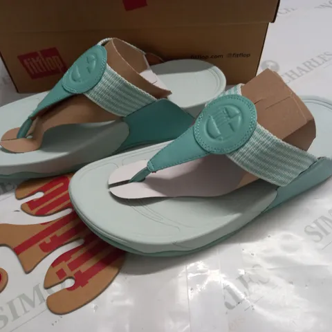 BOXED PAIR OF FITFLOPS WALKSTAR FINESTRIPE TOE-POST SANDALS IN SEA FOAM GREEN - UK 7