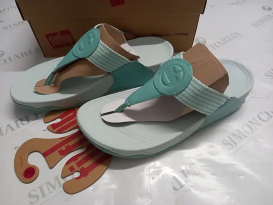 BOXED PAIR OF FITFLOPS WALKSTAR FINESTRIPE TOE-POST SANDALS IN SEA FOAM GREEN - UK 7