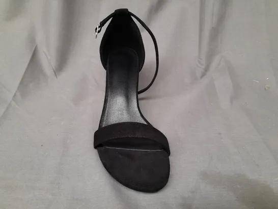 BOXED PAIR OF DESIGNER OPEN TOE HEELED SHOES IN BLACK EU SIZE 40