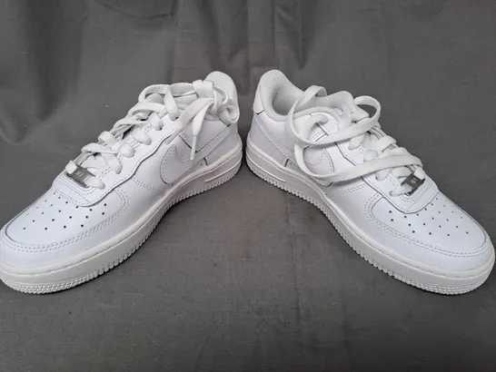 BOXED PAIR OF NIKE AIR FORCE 1 SHOES IN WHITE UK SIZE 3