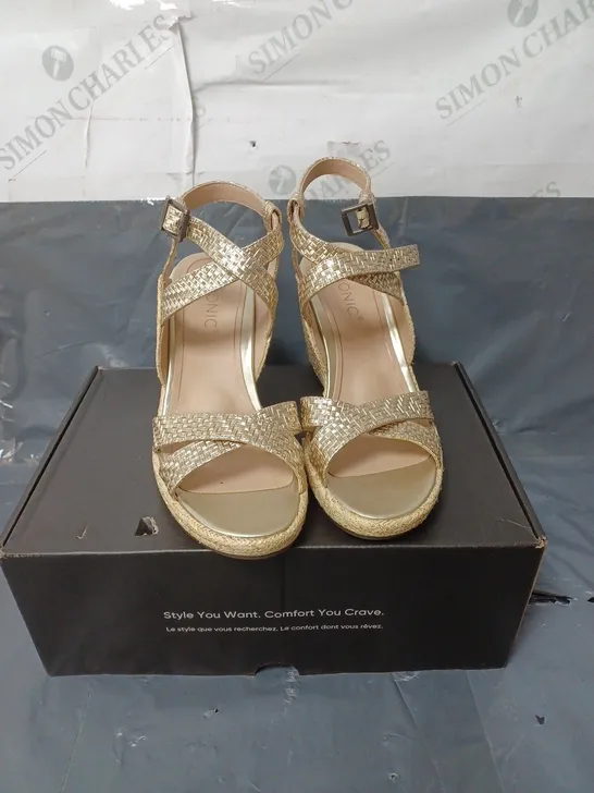 VIONIC WEDGE SANDALS GOLD SIZE 6