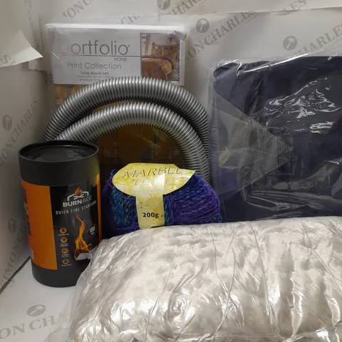 LOT OF APPROX 6 ASSORTED HOUSEHOLD ITEMS TO INCLUDE MARBLE CHUNKY WOOL, PLUSH SILVER BLANKET THROW, HOOVER PIPE, ETC