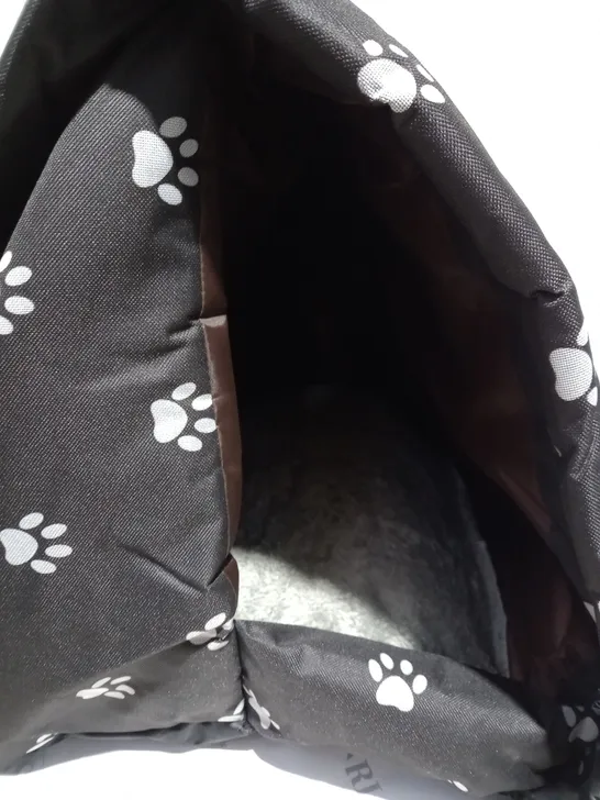 SIZE XL BLACK AND GREY PAW DESIGNED DOG BED 