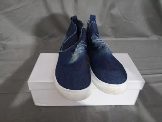 APPROXIMATELY 12 BOXED PAIR OF BLUE SLIP ON TRAINERS IN VARIOUS SIZES TO INCLUDE SIZE 37EU 