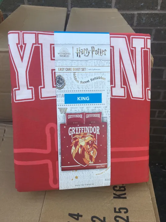 BOX OF 6 BRAND NEW HARRY POTTER GRYFFINDOR KING SIZED DUVET SETS 