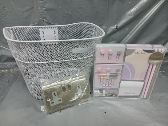 APROXIMATELY 15 ASSORTED HOUSEHOLD ITEMS TO INCLUDE BIKE FRONT STORAGE BASKET, STATIONARY SET, DOUBLE WALL SOCKET, ETC