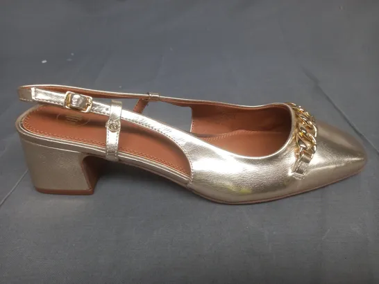 PAIR OF RIVER ISLAND HEELED PUMPS WITH GOLD CHAIN EMBELLISHMENT IN GOLD METALLIC SIZE UK 7