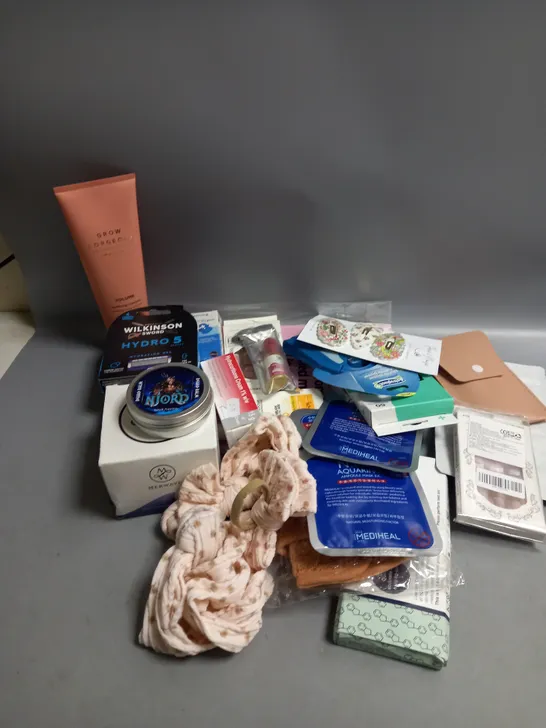 LOT OF ASSORTED HEALTH AND BEAUTY PRODUCTS INCLUDING HAIR CARE AND SKIN CARE