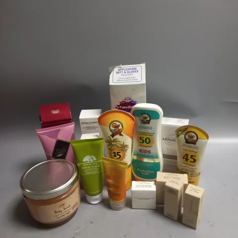 BOX OF APPROX 20 ASSORTED HEALTH & BEAUTY ITEMS TO INCLUDE - AUSTRALIAN GOLD SUNSCREEN - BURBERRY FRESH GLOW - GROWN ALCHEMIST ENZYME EXFOLIANT ETC