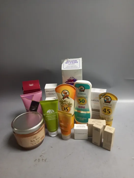 BOX OF APPROX 20 ASSORTED HEALTH & BEAUTY ITEMS TO INCLUDE - AUSTRALIAN GOLD SUNSCREEN - BURBERRY FRESH GLOW - GROWN ALCHEMIST ENZYME EXFOLIANT ETC