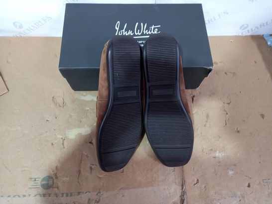 BOXED PAIR OF JOHN WHITE BROWN SHOES SIZE 43