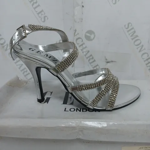 BOX OF APPROXIMATELY 15 ASSORTED SHOES TO INCLUDE SILVER HEELS, LOW GOLD HEELS, LOW CRÈME SHOES ETC