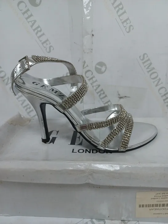 BOX OF APPROXIMATELY 15 ASSORTED SHOES TO INCLUDE SILVER HEELS, LOW GOLD HEELS, LOW CRÈME SHOES ETC