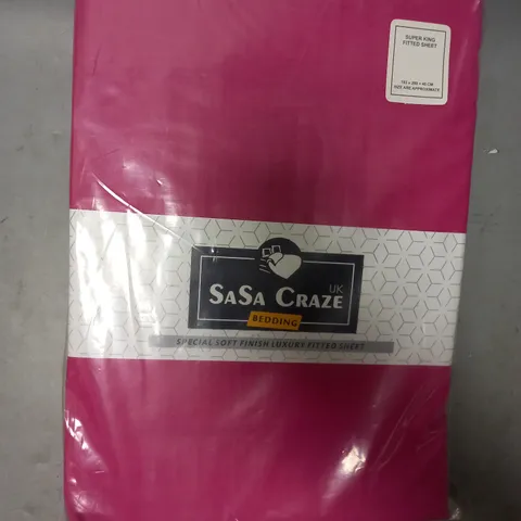 BOX OF APPROXIMATELY 10 SASA CRAZE BEDDING SUPER KING FITTED SHEETS IN HOT PINK